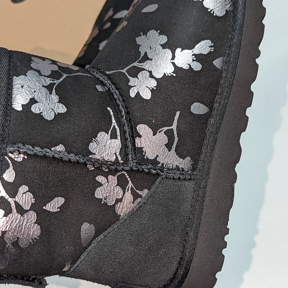 Ugg Australia Women's Classic Mini Floral Foil  Boot  Size 6.0 7.0 - Picture 4 of 8